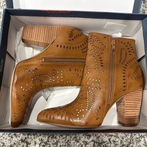 New worn Brown Ankle Boots with Intricate Design
6.5